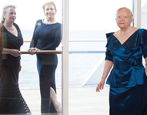 Photo of Dorothy Kondash Willis ’68 (right) and daughters Kathy Willis (left) and Frances Antonelli